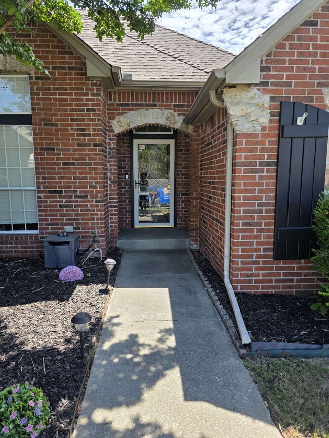 Building Photo - "Charming 3-Bedroom Gem with 2 Full Baths ...