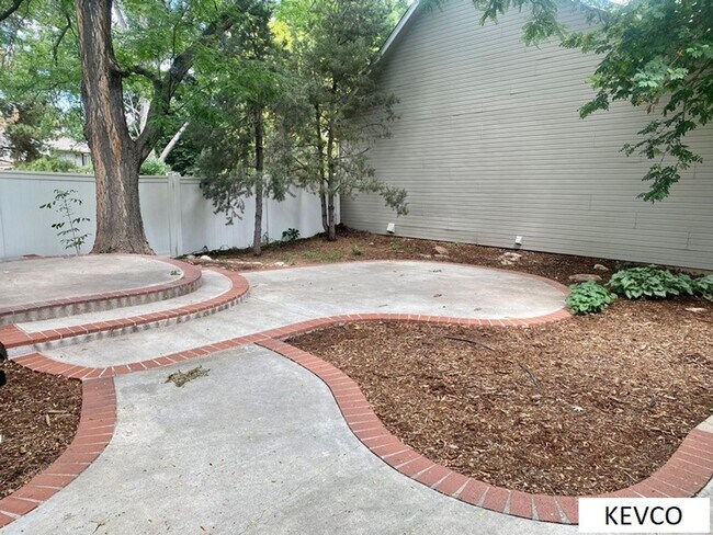 Building Photo - Awesome Patio Home!