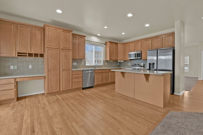 Building Photo - Ranch style home with 6 Bedrooms - 3 Bathrooms - 2 Car Garage - $2,650!