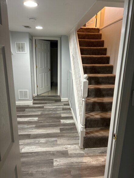 Building Photo - 517 S Ellwood Ave