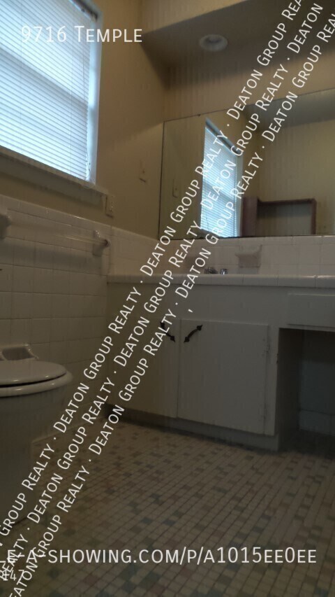 Building Photo - 9716 Temple-