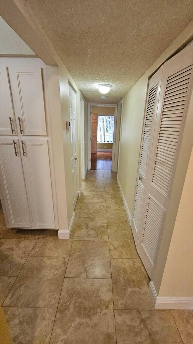 Building Photo - 205 Foxtail Dr