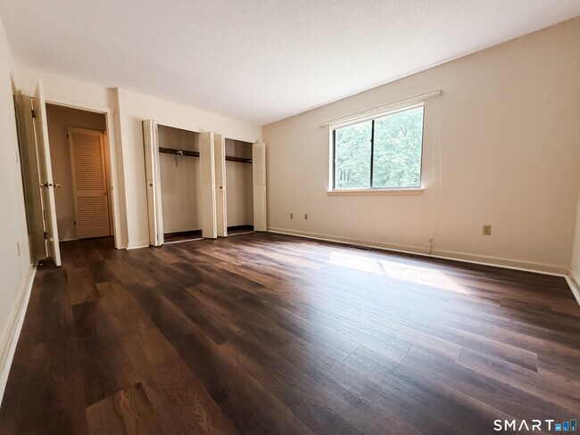 Building Photo - 14 Greenbriar Dr