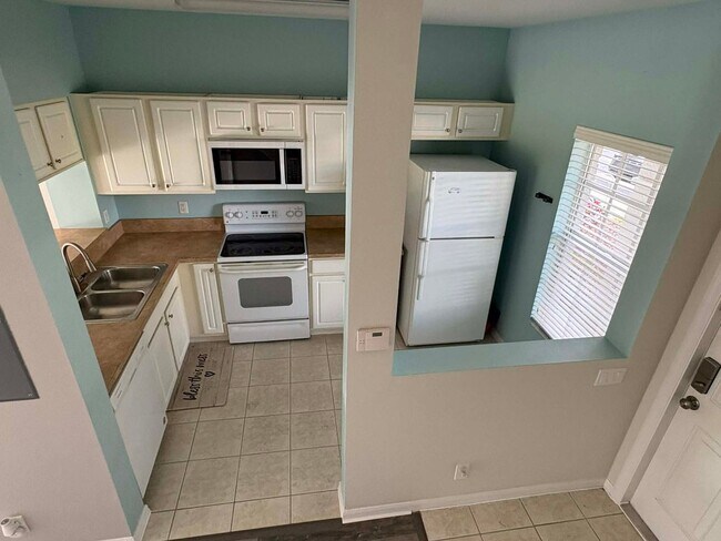 Building Photo - 2/2.5 Townhome in Fort Myers for Rent