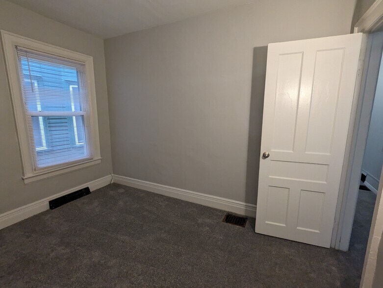 Building Photo - 576 Potomac Ave