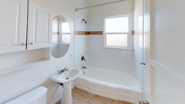 Building Photo - Adams Apartments...Newly Remodeled 1 Bedroom Apartment...Great Location!