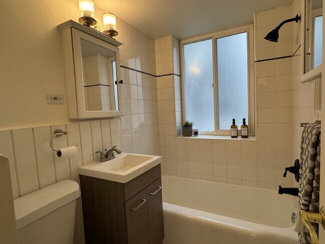 Building Photo - "Charming 1-Bed End Unit Condo on Bellaire...