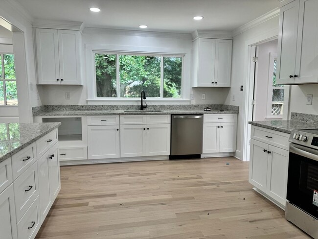 Building Photo - Renovated 3 BR Home in the Heart of Murfreesboro