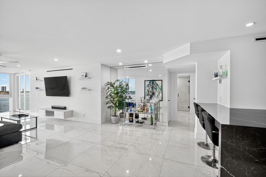 Building Photo - 301 Lake Shore Dr