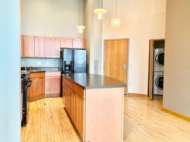 Building Photo - Stunning South 2nd Studio!