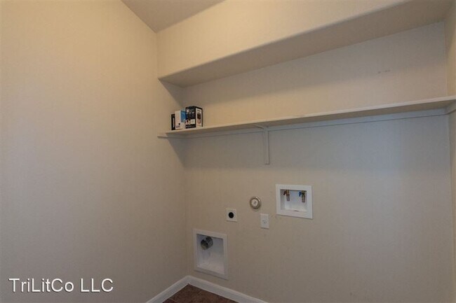 Building Photo - 206 Sassafras St