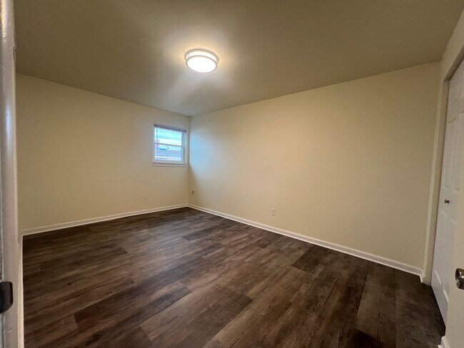 Building Photo - Updated 2BR Apartment Now Showing!