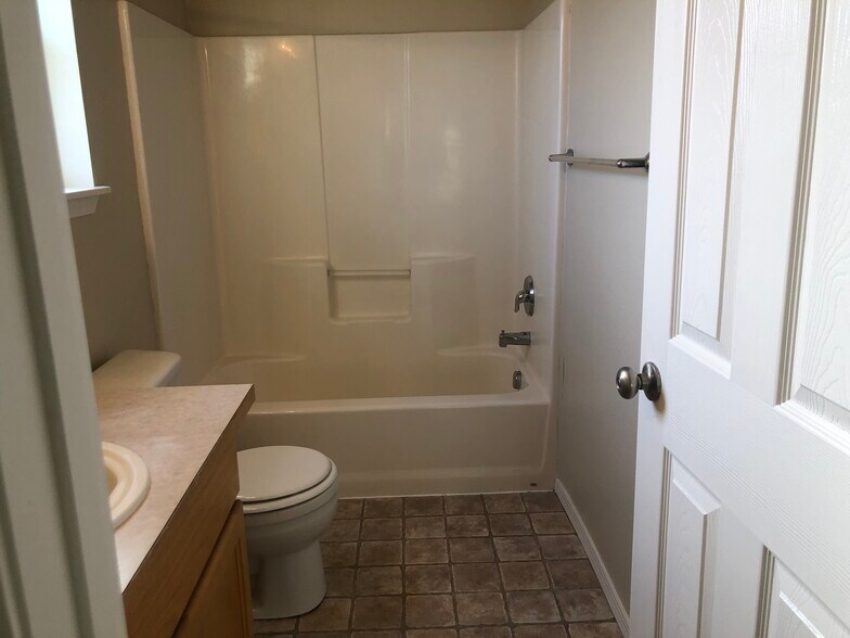 Building Photo - 1124 SW Lost Trail Dr