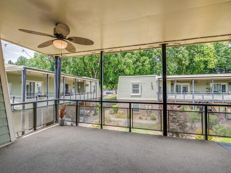 Building Photo - 2600 Park Rd