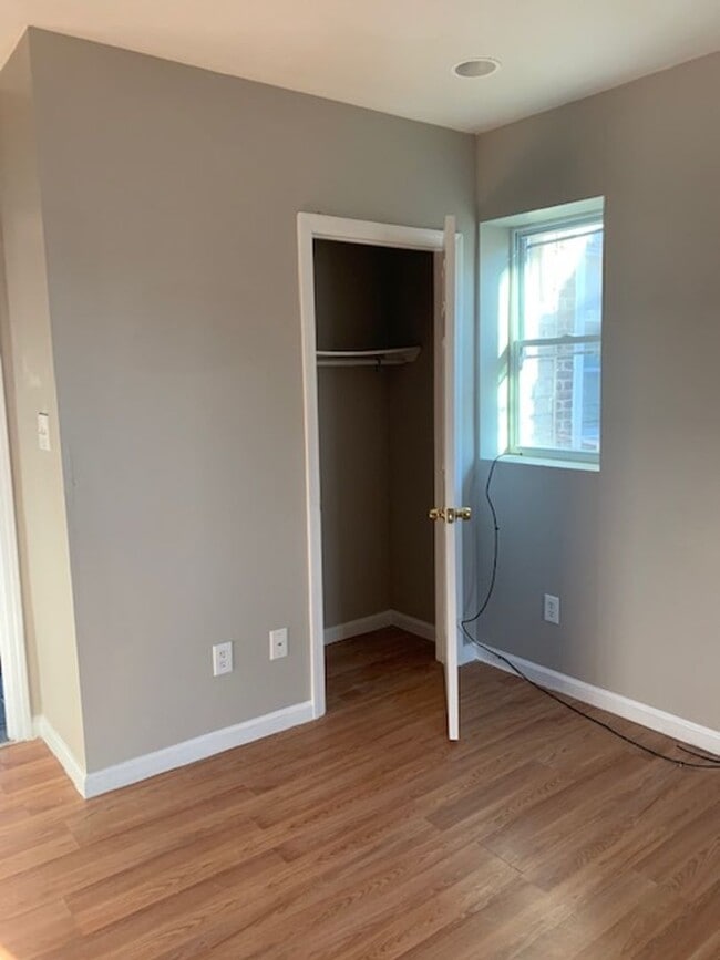 Building Photo - Charming Beautiful One Bedroom Apartment