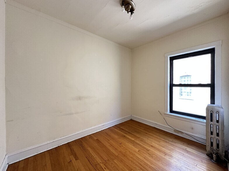 Building Photo - 2434 N Sawyer Ave