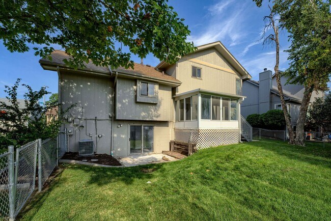 Building Photo - Fresh Updates & Prime Location Near Zorinsky!!