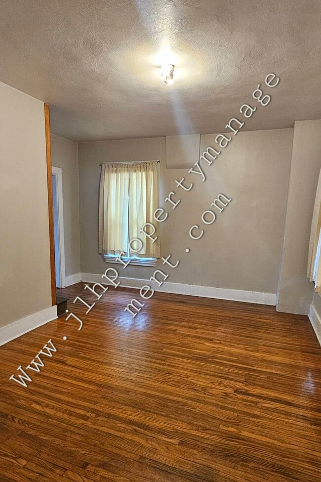 Building Photo - 618 W Clark St