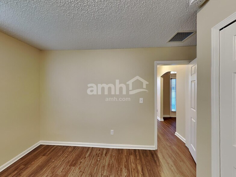 Building Photo - 807 Hickory Knolls Dr