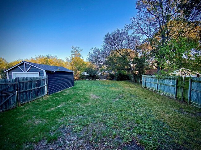 Building Photo - 2737 Canton Dr