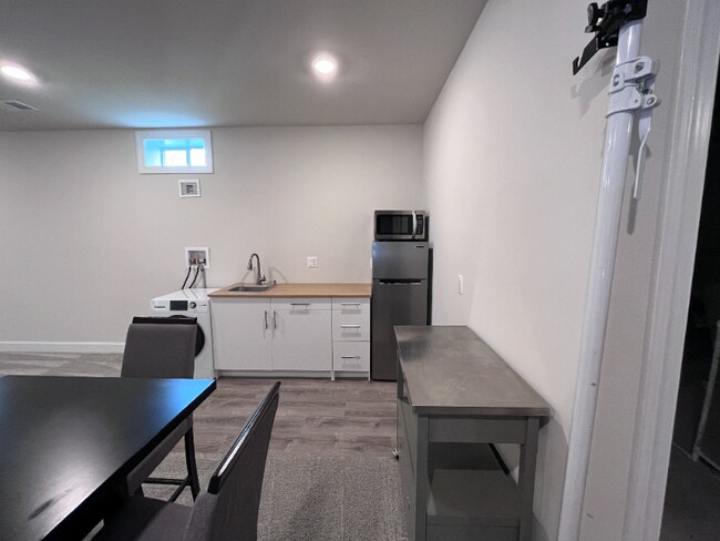 Building Photo - 9566 Sanger St