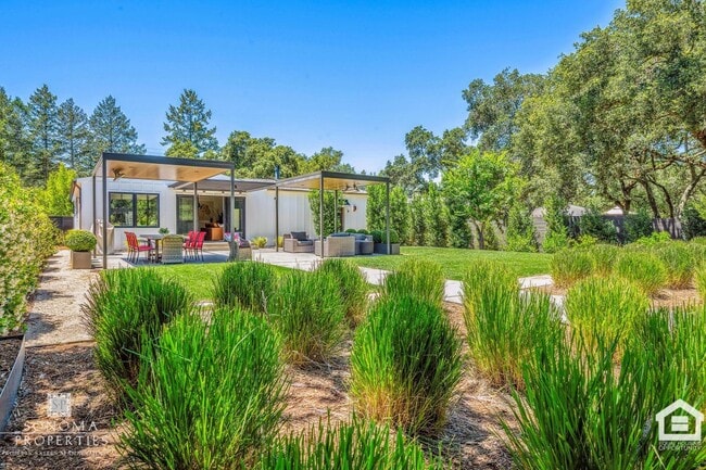 Building Photo - 3 Bedroom Exquisitely Furnished Home