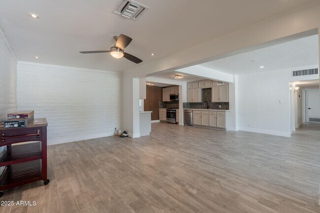 Building Photo - 1116 E Fern Dr N