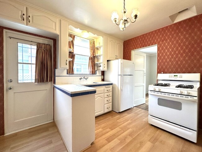 Building Photo - La Jolla - 2 BR / 1 BA Cottage at the Cove...