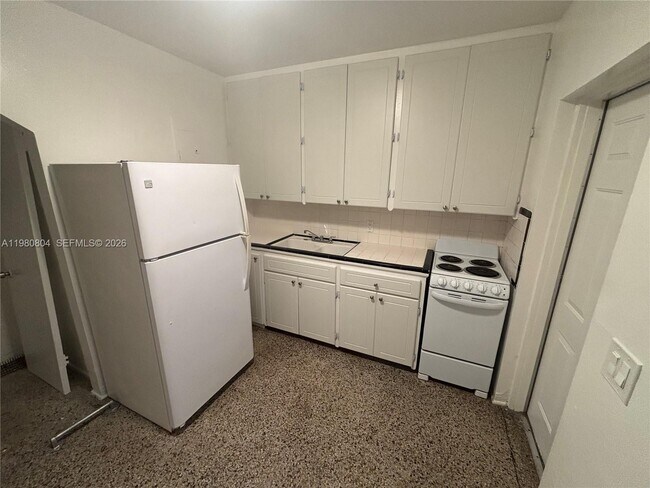 Building Photo - 624 NE 7th Ave