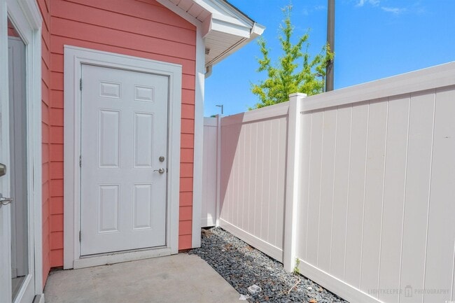 Building Photo - High Market in Market Common