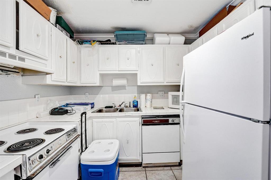 Building Photo - 120 NE 20th Ct