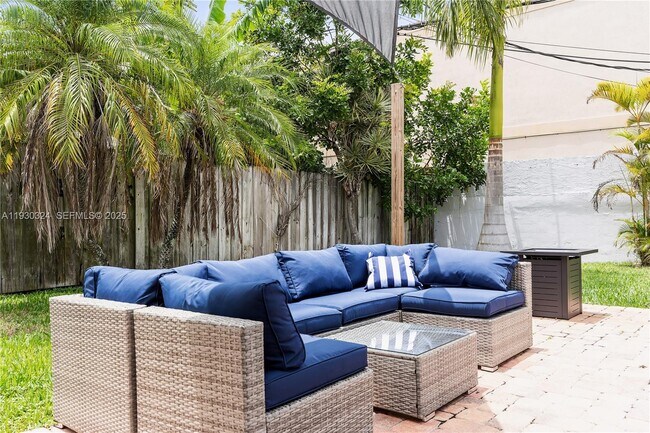 Building Photo - 617 NW 30th Ct