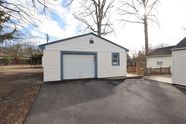 Building Photo - Spacious Brick Rancher in the heart of Tuckahoe in Westend!