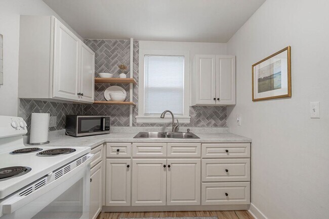 Building Photo - Fully Furnished 1 Bedroom 1 Bathroom WITH laundry!