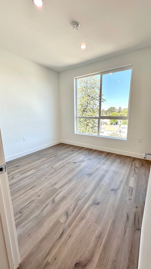 Building Photo - Stylish 2-Bedroom with In-Unit Laundry & B...