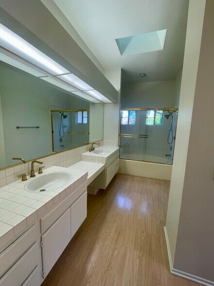 Main En-Suite Bath - 7102 Phelps Rd