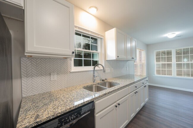 Building Photo - Updated 2 Bed, 2 Bath Condo in Charlotte