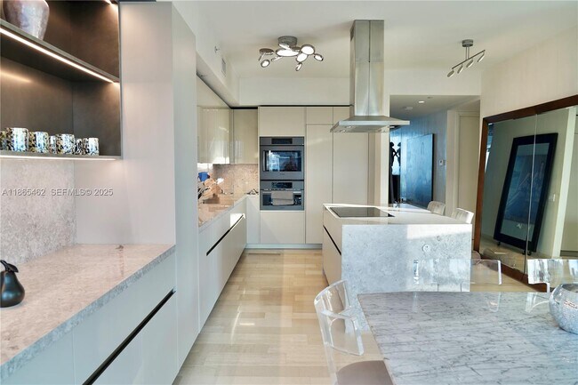 Building Photo - 1300 Brickell Bay Dr