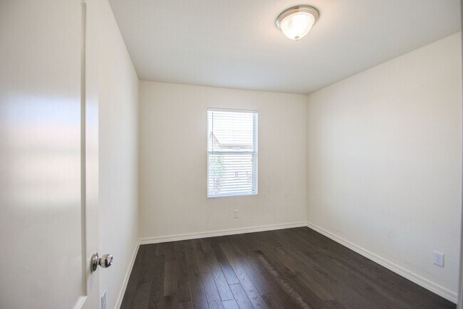 Building Photo - Cooley Station Stunning 3 bedroom!