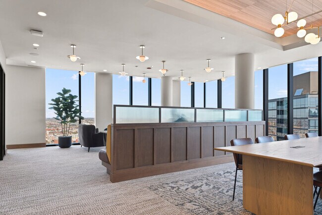 Building Photo - 901 W Blackhawk St