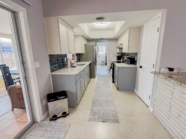 Building Photo - Beach Island Home! Manasota Key! Beach access across the street.