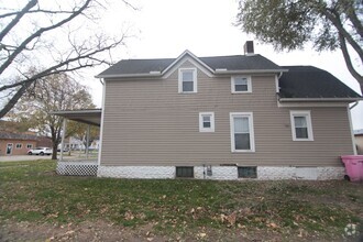 Building Photo - Charming 2BR Gem for Rent in Aledo, IL