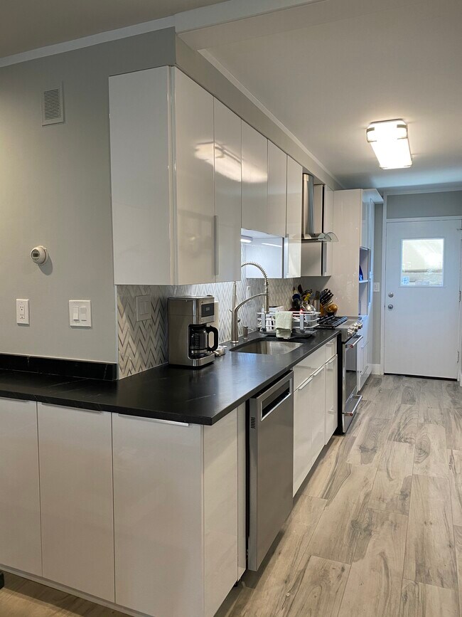 Building Photo - 7 Hughes Pl