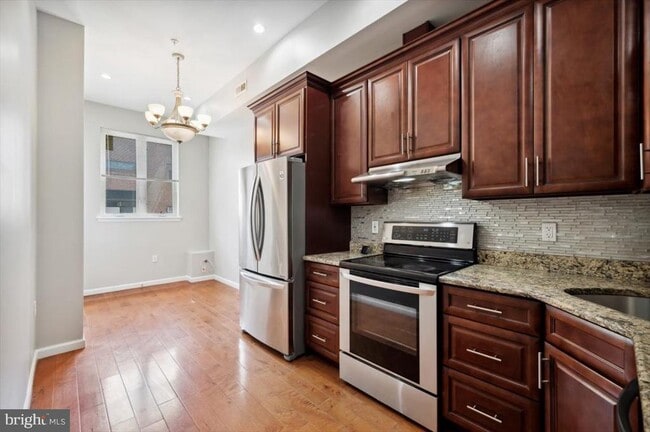 Building Photo - 528 S 13th St