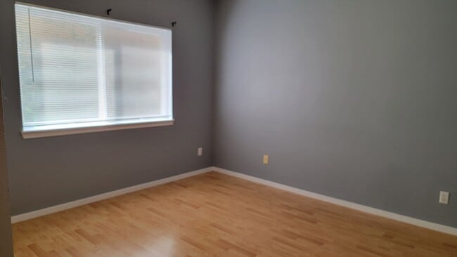 Building Photo - Spacious and turn key ready 2 bedroom apar...