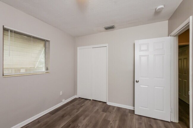 Building Photo - 5809 Buchanan St