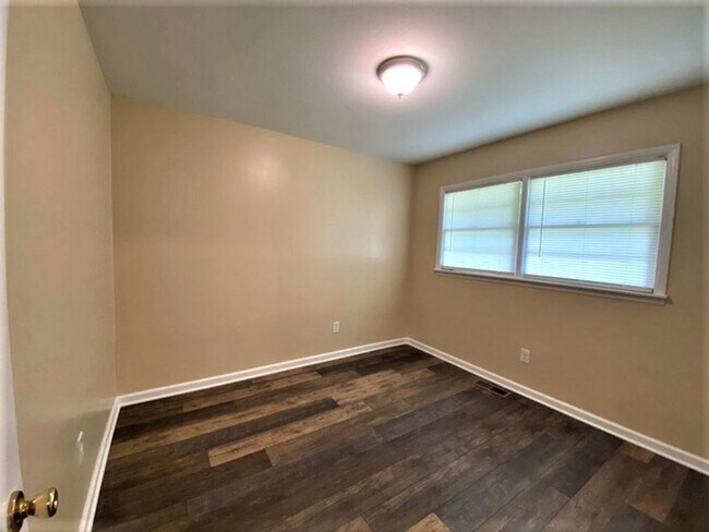 Building Photo - Move In Special!! 1/2 Off First Month's Re...
