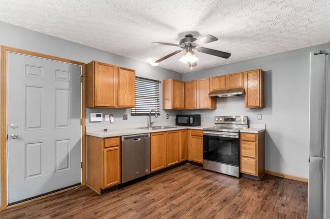 Building Photo - Spacious South Side Home with Garage!
