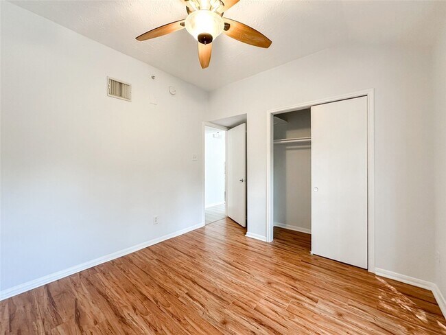 Building Photo - 8051 Bay Branch Dr