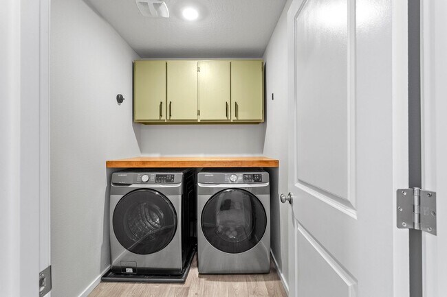 Building Photo - 3BD 2.5BA + Townhouse w/2-Car Garage + AC
